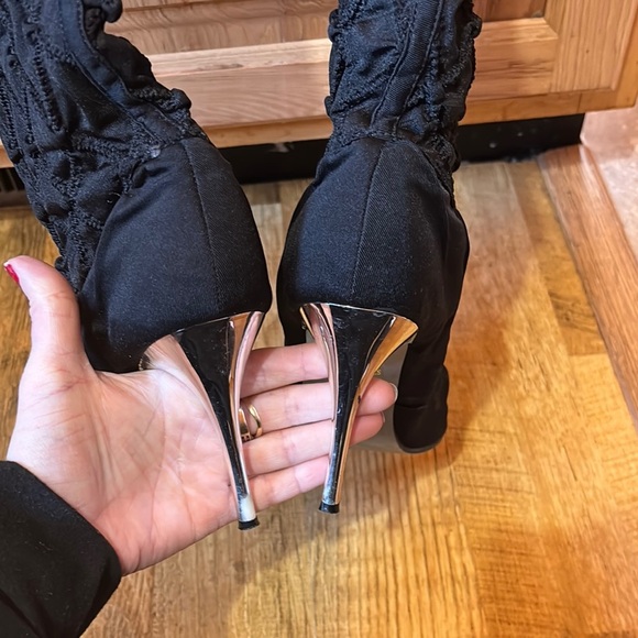 Wild Rose Black Stiletto Heeled Boots with Ruched Design - Picture 5 of 8